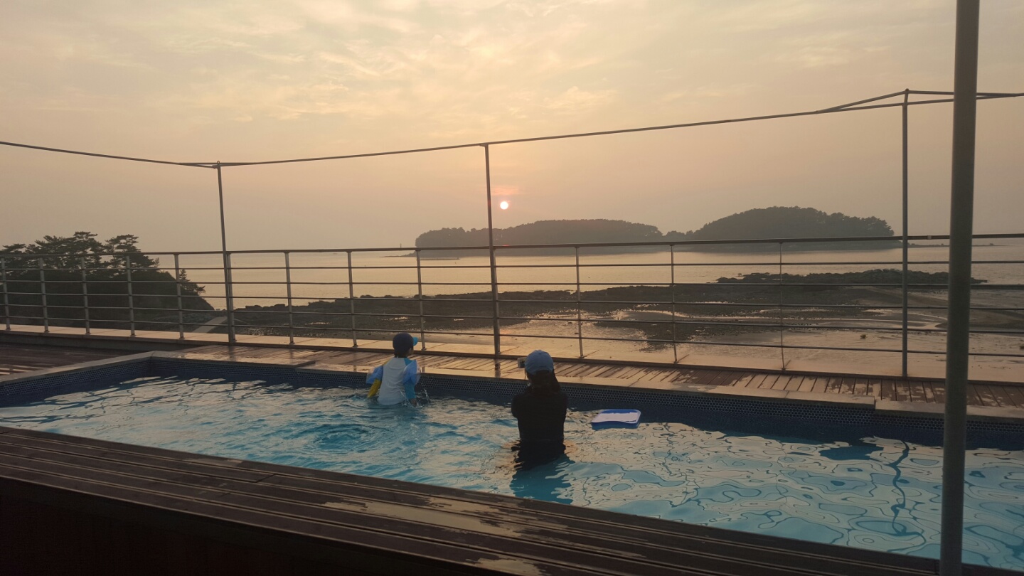 워터파크 야외노천탕에서 보는 석양 풍경 관련 이미지